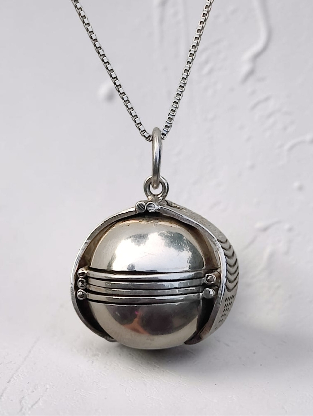🔥 Vintage Sterling Silver Six Photo Ball Locket Pendant Necklace - Picture 3 of 8